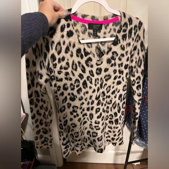 Cashmeree charter club luxury cheetah v neck sweater Xs new