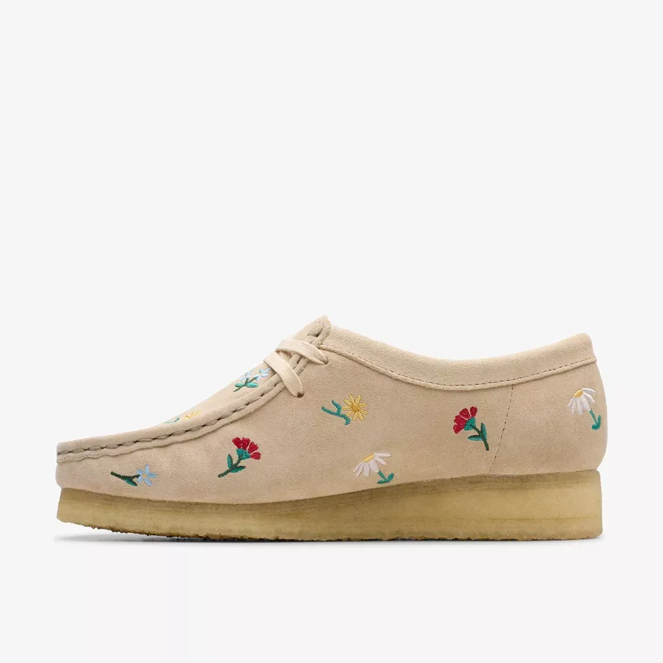 Clarks Women's Wallabee Taupe Embroidery 26180171