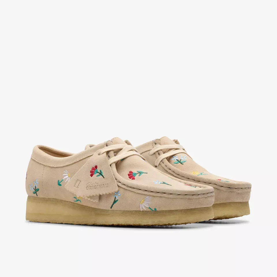 Clarks Women's Wallabee Taupe Embroidery 26180171
