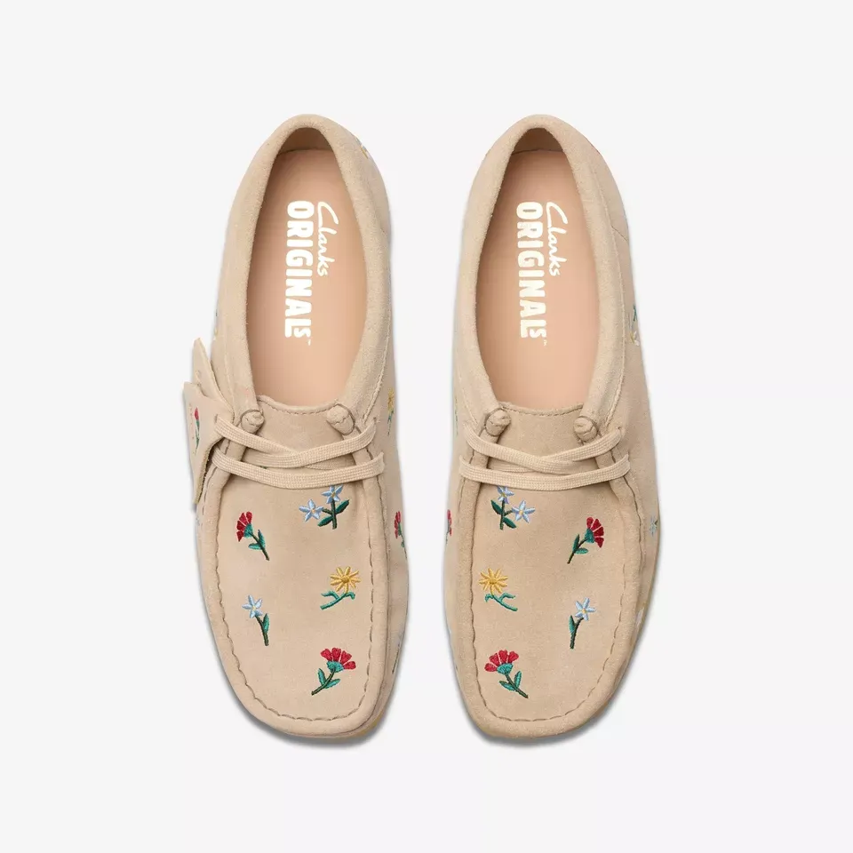 Clarks Women's Wallabee Taupe Embroidery 26180171