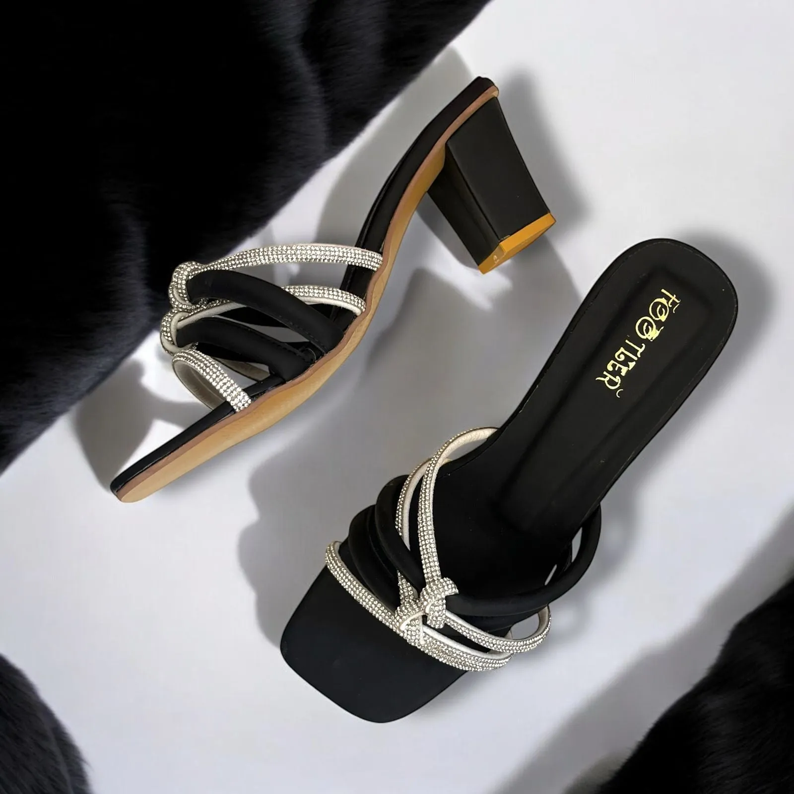 LINE CROSS HEEL