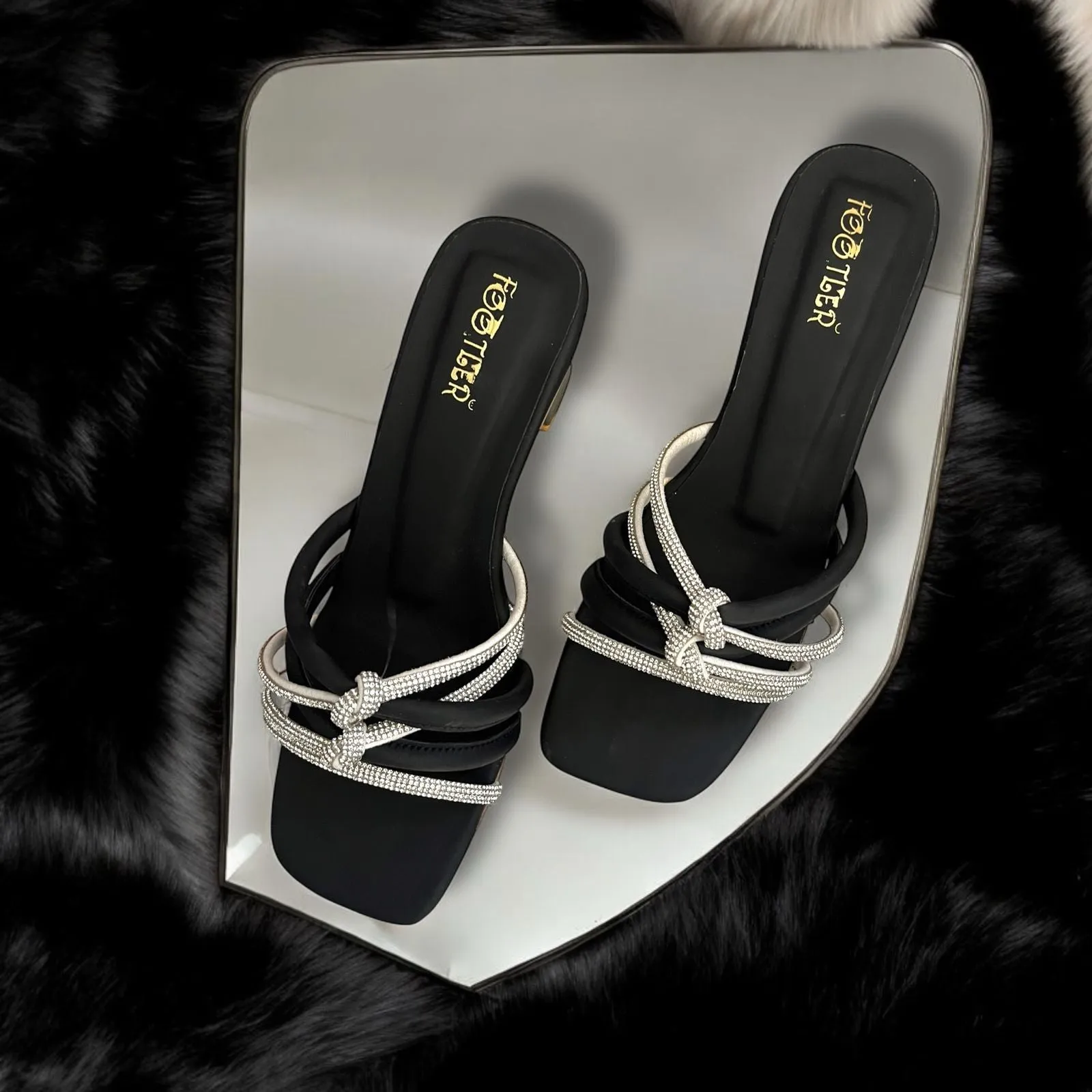 LINE CROSS HEEL